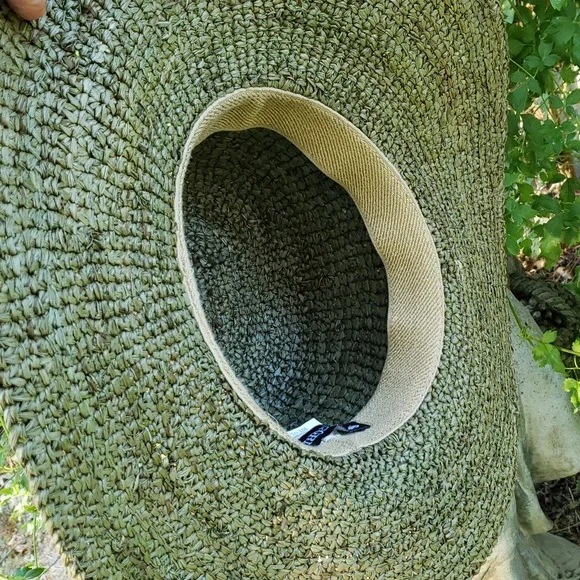 PETER GRIMM wide brim straw bucket Brimmed HAT with tassels. - Picture 8 of 12